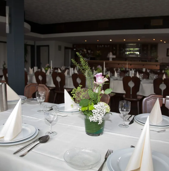 Festlich gedeckter Gastraum im Gasthaus Zum Lieven Heer